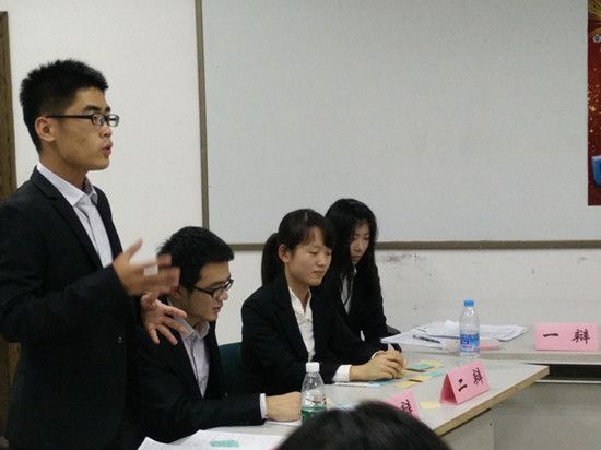 新葡的京集团8814举行會萃堂“求是杯”辩论赛